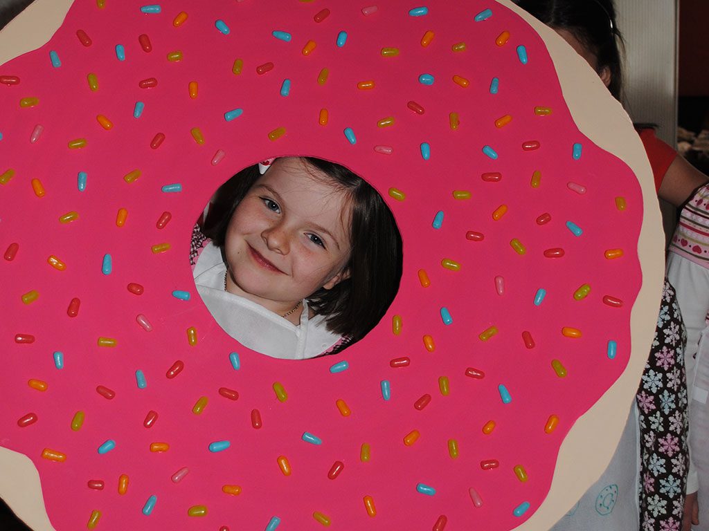 looking-through-donut-photo-prop